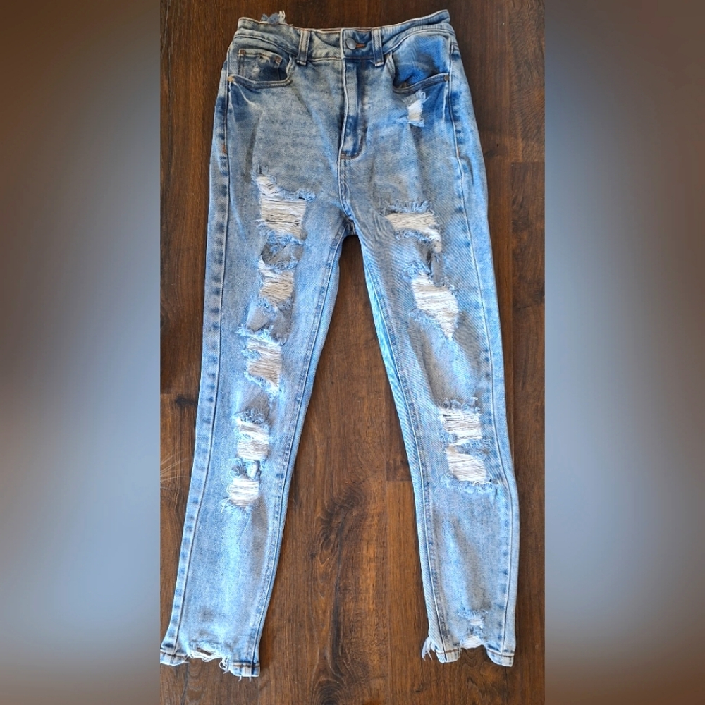 TINSELTOWN DISTRESSED LIGHT BLUE JEANS.